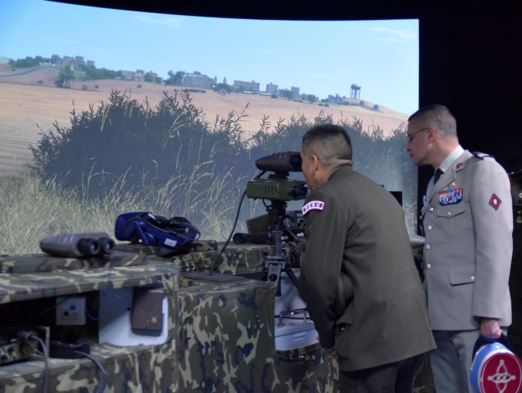 32 agregados de Defensa visitan la Academia de Artillería de Segovia