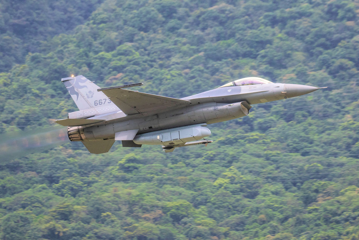 Taiwán refuerza la capacidad de reconocimiento de sus aviones de combate F-16 con los pod MS-110