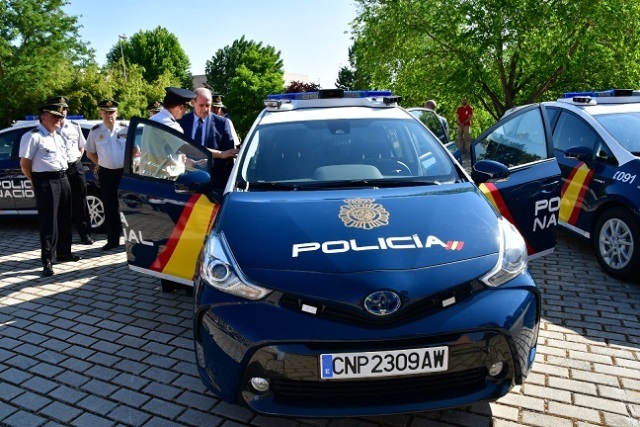 La Policía Nacional estrena 70 Toyota Prius+: sus nuevos coches patrulla  serán híbridos