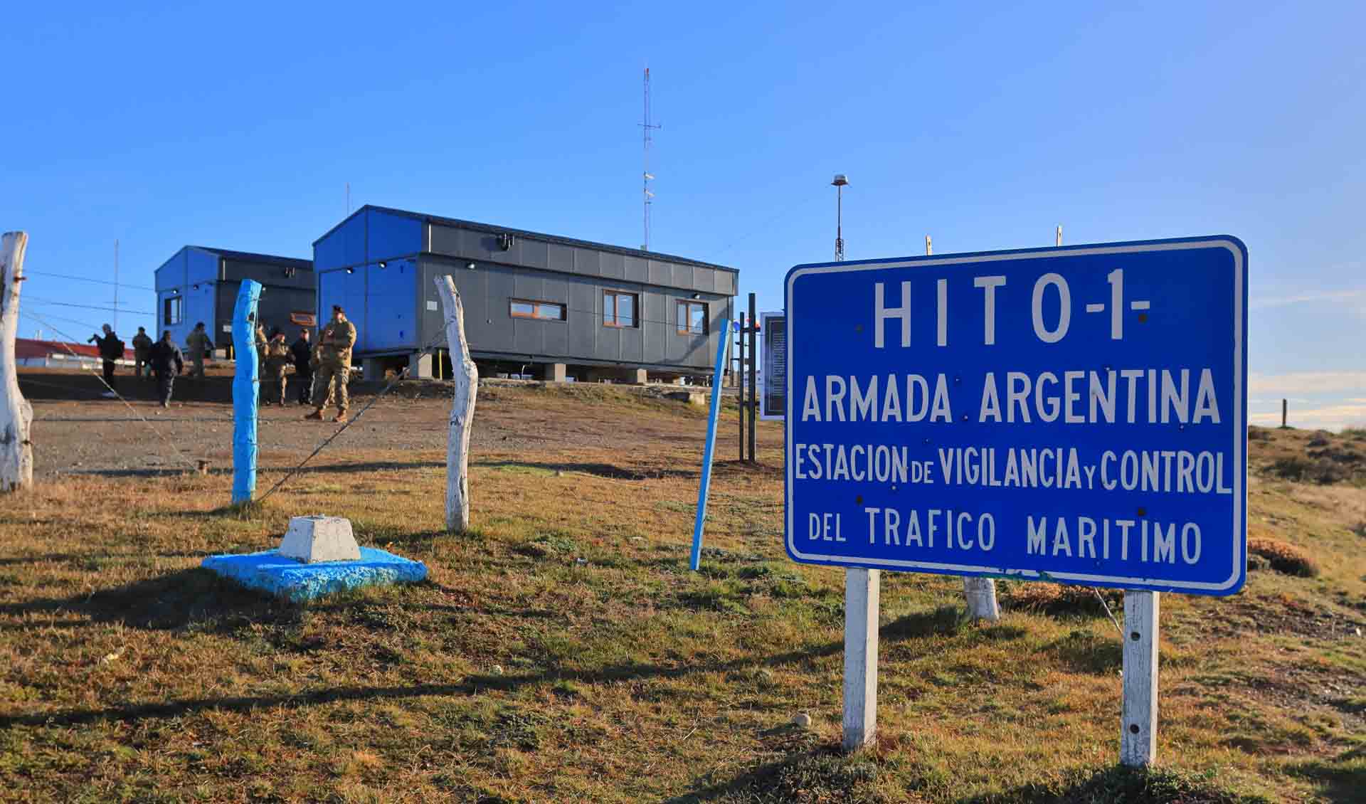 La Armada argentina revisa Hito 1 antes del zarpe comercial del buque chileno Danstar hacia las Falkland