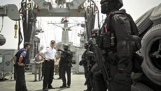 Miembros de la Fuerza de Guerra Naval Especial durante una visita del entonces Príncipe Felipe al buque Patiño desplegado en el Océano Índico