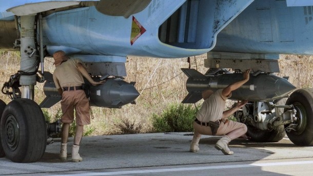 Personal de tierra cargando un Su-34 con bombas guiadas por satlite KAB 500 S-L