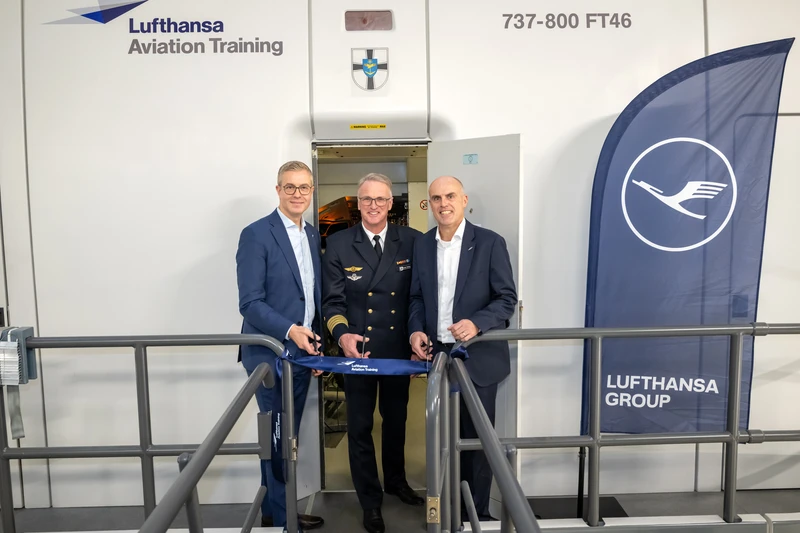 Momento de la inauguración de simulador del P-8A Poseidón que ya se utiliza para formar a los primeros pilotos de la Marina alemana. Foto: Lufthansa Aviation Training
