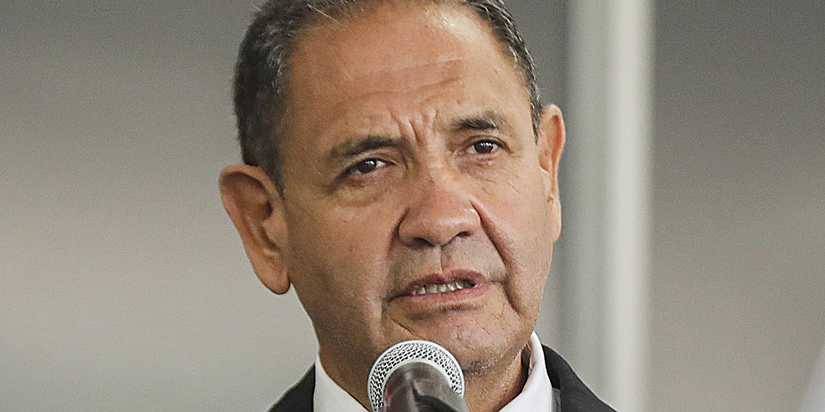 Sorpresiva renuncia del Ministro de Defensa del Perú - Noticias Defensa ...