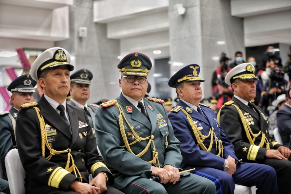 En medio de los bloqueos, jura el nuevo alto mando militar de Bolivia ...