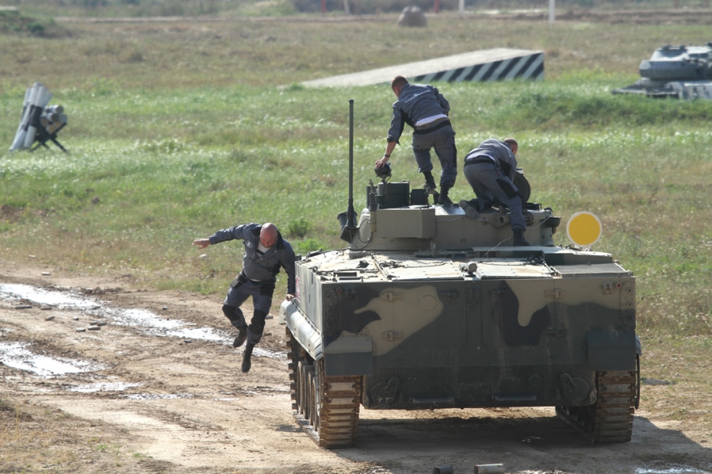 UCGV vehículos no tripulados armados, el futuro del combate terrestre