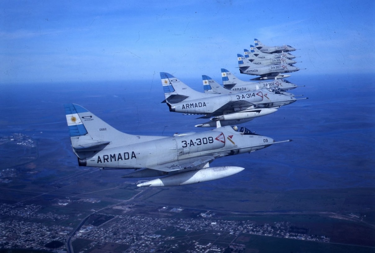 La historia del legendario cazabombardero A-4 Skyhawk durante la Guerra de las Malvinas