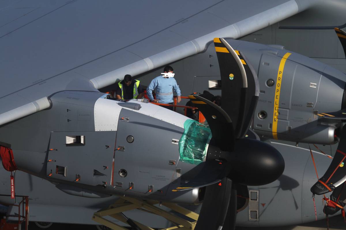 En esta imagen podemos ver, comparados con una persona, el gran tamaño de los propulsores Europrop International TP400-D6 que lleva el avión de transporte A400M. Julio Maíz Sanz. En esta imagen podemos ver, comparados con una persona, el gran tamaño de los propulsores Europrop International TP400-D6 que lleva el avión de transporte A400M. Julio Maíz Sanz.