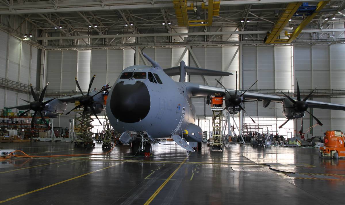 La Luftwaffe alemana pronto usará este A400M, el nº 29 de construcción, que llevará la matricula militar 54+02. Julio Maíz Sanz. La Luftwaffe alemana pronto usará este A400M, el nº 29 de construcción, que llevará la matricula militar 54+02. Julio Maíz Sanz.