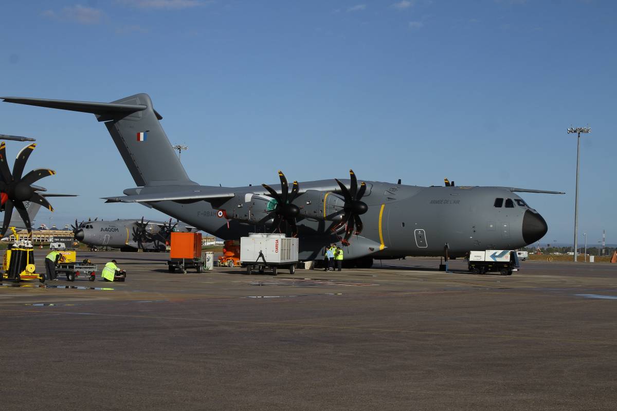 El octavo de los A400M que utilizará el "Armée de l´Air", que se entregará previsblemente en noviembre, ya con la matrícula francesa F-RBAH. Julio Maíz Sanz. El octavo de los A400M que utilizará el "Armée de l´Air", que se entregará previsblemente en noviembre, ya con la matrícula francesa F-RBAH. Julio Maíz Sanz.