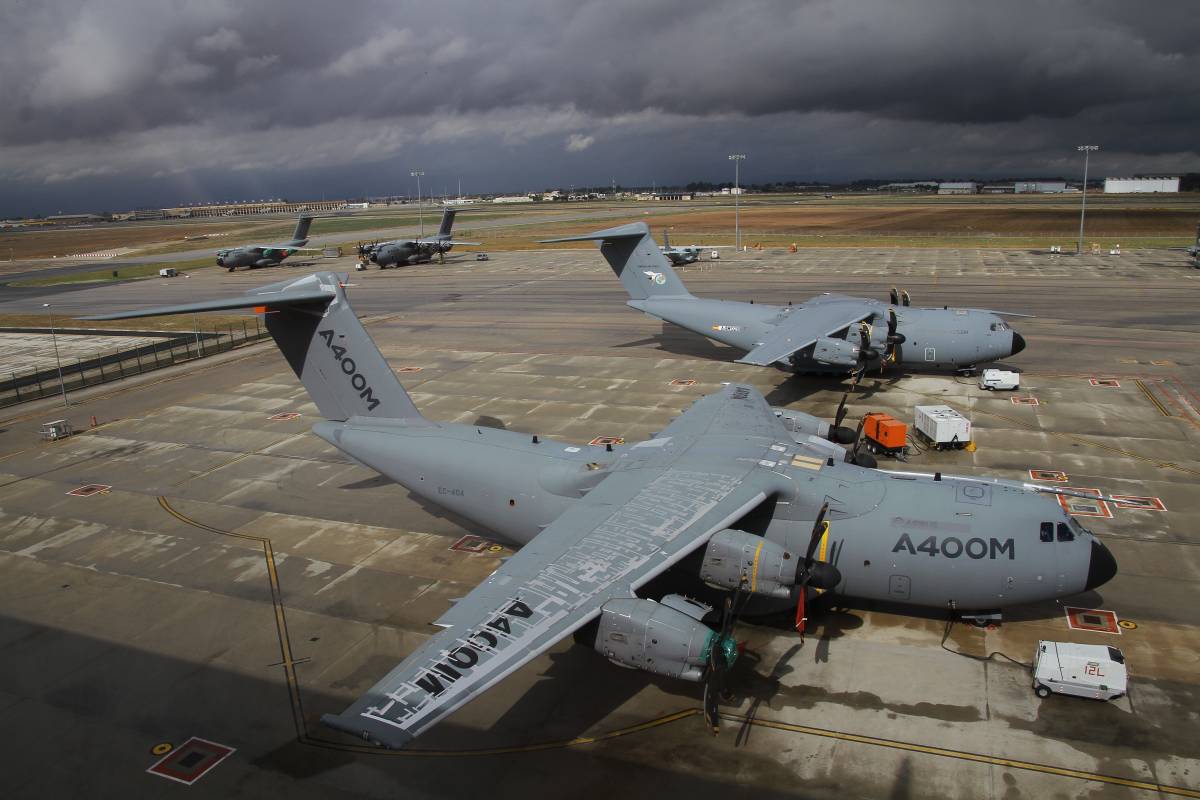 En primer plano podemos ver uno de los cinco prototipos del A400M, y a su lado el que será el tercer avión de este tipo para la Fuerza Aérea de Turquía. Julio Maíz Sanz. En primer plano podemos ver uno de los cinco prototipos del A400M, y a su lado el que será el tercer avión de este tipo para la Fuerza Aérea de Turquía. Julio Maíz Sanz.