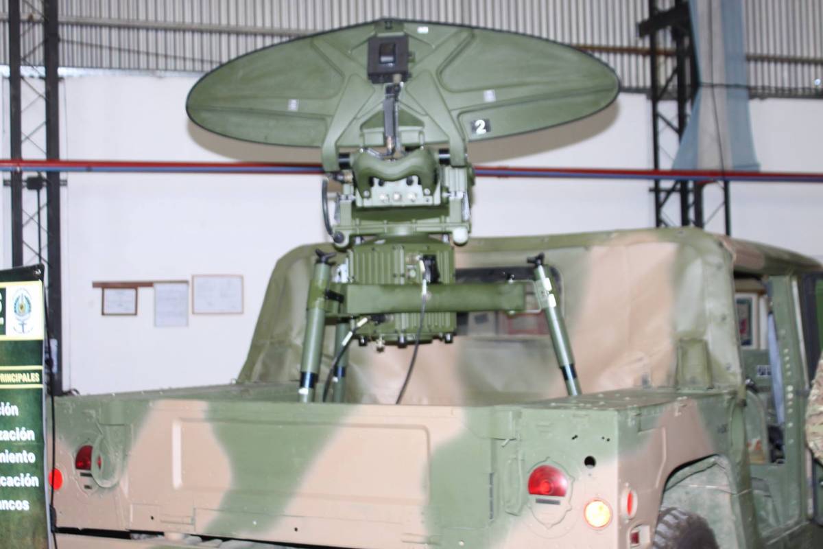 Radar Thales Ground Observer, de 40 km de alcance montado sobre un Humvee M1038.  (Luis Pi�eiro)