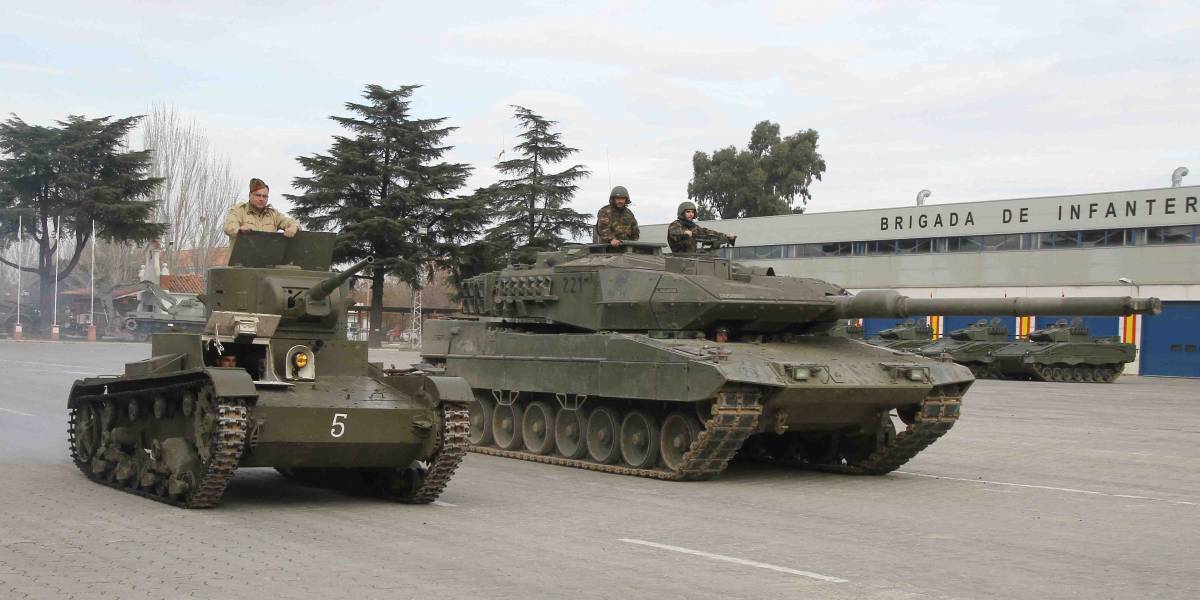 El T-26B desfilando en formación con un moderno blindado Leopardo 2E. El T-26B desfilando en formación con un moderno blindado Leopardo 2E.