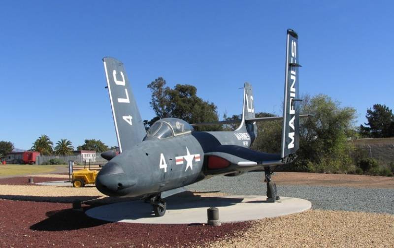 Grumman F9F-2 “Panther” Antonio Ros (Copyright defensa.com) Grumman F9F-2 “Panther” Antonio Ros (Copyright defensa.com)