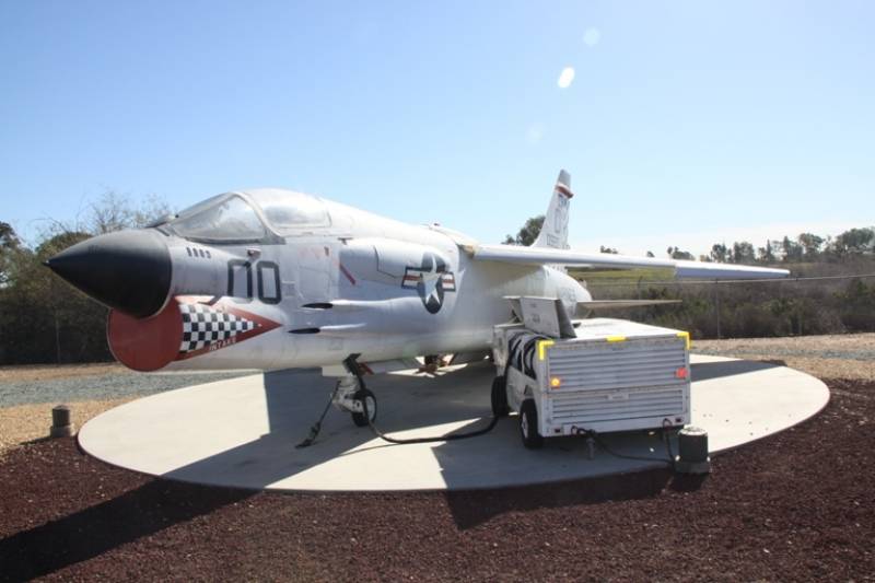 Caza supersónico monomotor F-8E “Crusader” embarcado en portaviones. Sus misiones eran esencialmente proporcionar superioridad aérea Antonio Ros (Copyright defensa.com) Caza supersónico monomotor F-8E “Crusader” embarcado en portaviones. Sus misiones eran esencialmente proporcionar superioridad aérea Antonio Ros (Copyright defensa.com)