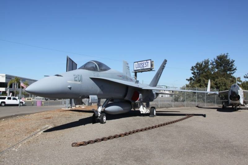 El cazabombardero McDonnell Douglas F/A-18A “Hornet” tambien está. Antonio Ros (Copyright defensa.com) El cazabombardero McDonnell Douglas F/A-18A “Hornet” tambien está. Antonio Ros (Copyright defensa.com)