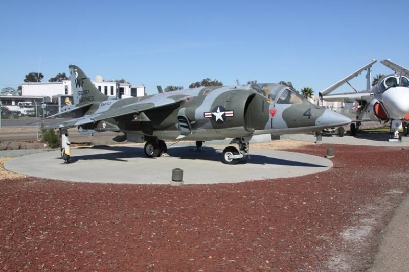 McDonnell Douglas AV-8C “Harrier” en muy buen estado, situado al lado de un A-6 "Intruder" Antonio Ros (Copyright defensa.com) McDonnell Douglas AV-8C “Harrier” en muy buen estado, situado al lado de un A-6 "Intruder" Antonio Ros (Copyright defensa.com)
