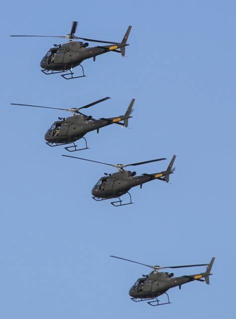 Tras una misión vuelven en formación los 4 helicópteros AS550 C2 “Fennec” que la Fuerza Aérea de Dinamarca desplazó a Beja, junto a 50 efectivos. (Julio Maiz, Copyright defensa.com)