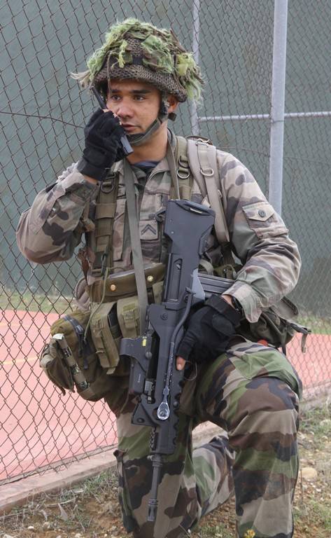 Los miembros del 8e RIMP utilizan el fusil de asalto galo FAMAS FELIN, equipado con un visor holográfico estadounidense de la firma EOtech. (Julio Maíz, copyright defensa.com)