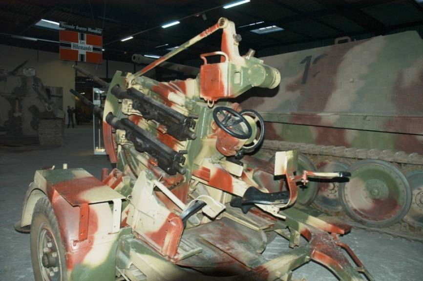 Antiaéreo “Flakvierling Auf. 38”. (Camil Busquets i Vilanova, copyright defensa.com)