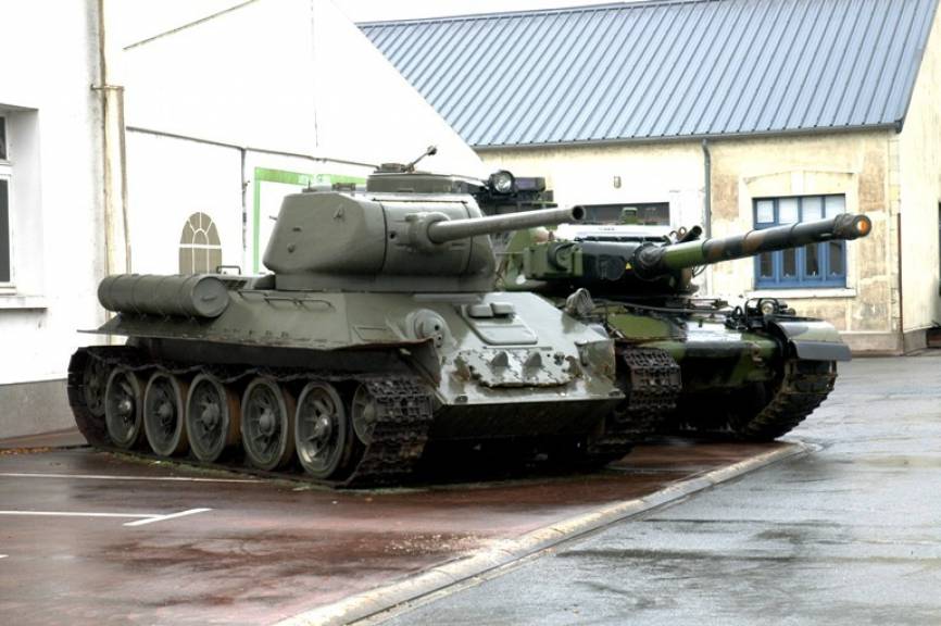 Un T-34/85 ruso y un AMX-30 . (Camil Busquets i Vilanova, copyright defensa.com)