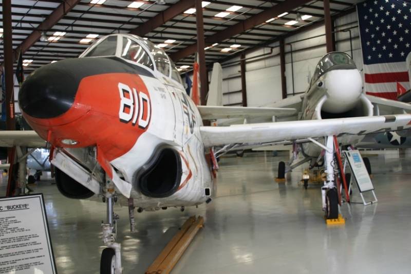 En primer plano, este T-2C “Buckeye” fabricado por Rockwell Internacional. (Antonio Ros Pau, copyright defensa.com) En primer plano, este T-2C “Buckeye” fabricado por Rockwell Internacional. (Antonio Ros Pau, copyright defensa.com)