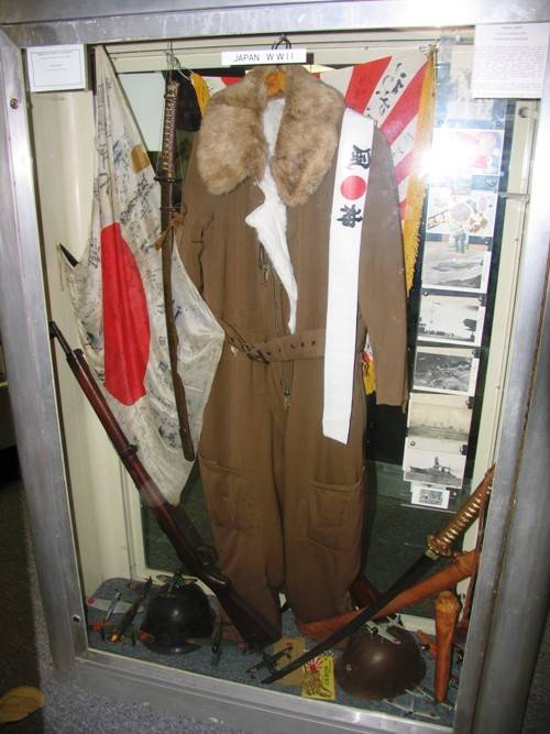 Indumentaria y materiales japoneses utilizados por los pilotos durante la II Guerra Mundial. (Antonio Ros Pau, copyright defensa.com) Indumentaria y materiales japoneses utilizados por los pilotos durante la II Guerra Mundial. (Antonio Ros Pau, copyright defensa.com)