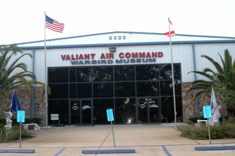 Entrada principal al complejo que aloja el Museo. (Antonio Ros Pau, copyright defensa.com) Entrada principal al complejo que aloja el Museo. (Antonio Ros Pau, copyright defensa.com)