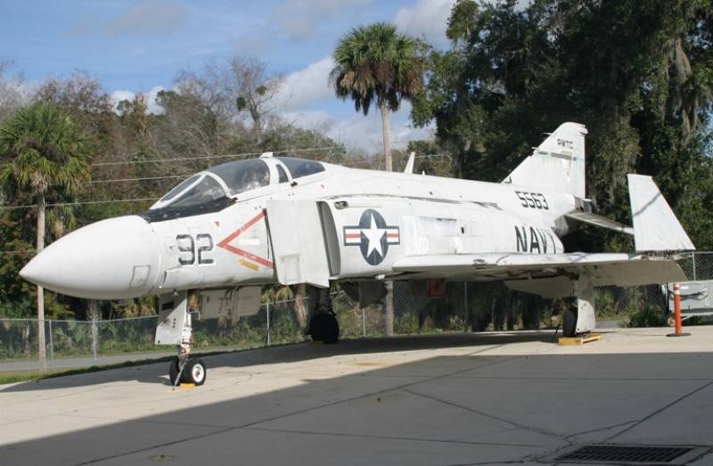 Este F-4 “Phantom” de la US Navy descansa en el museo. (Antonio Ros Pau, copyright defensa.com) Este F-4 “Phantom” de la US Navy descansa en el museo. (Antonio Ros Pau, copyright defensa.com)