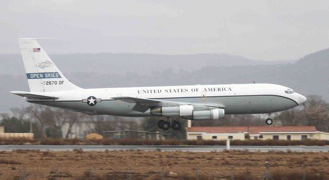 Otra imagen de uno, de los dos más que veteranos, Boeing OC-135B que utiliza Estados Unidos para la misión Open Skies. (Julio Maiz, copyright defensa.com)