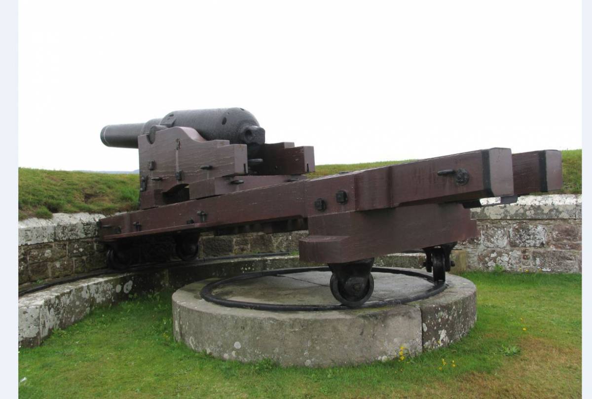 Estas piezas de artiller�a Armstrong Mark I de 64 libras fabricadas en 1865, con alcance superior a los 1.500 m., cortaban la entrada al canal de Moray Firth que conduce hasta la ciudad de Inverness. (Antonio Ros Pau, Copyright defensa.com)