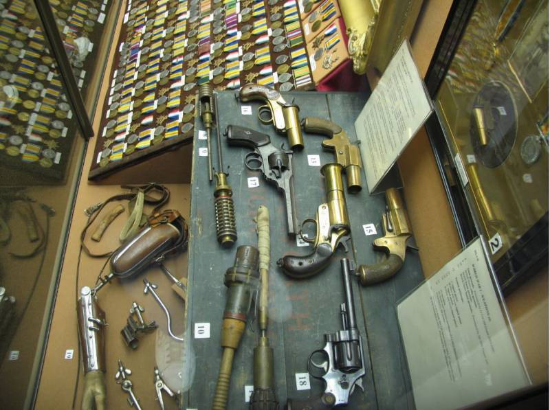 Colecci�n de armas y medios de diferentes �pocas. Tambi�n hay algunas pistolas de se�ales. (Antonio Ros Pau, Copyright defensa.com)