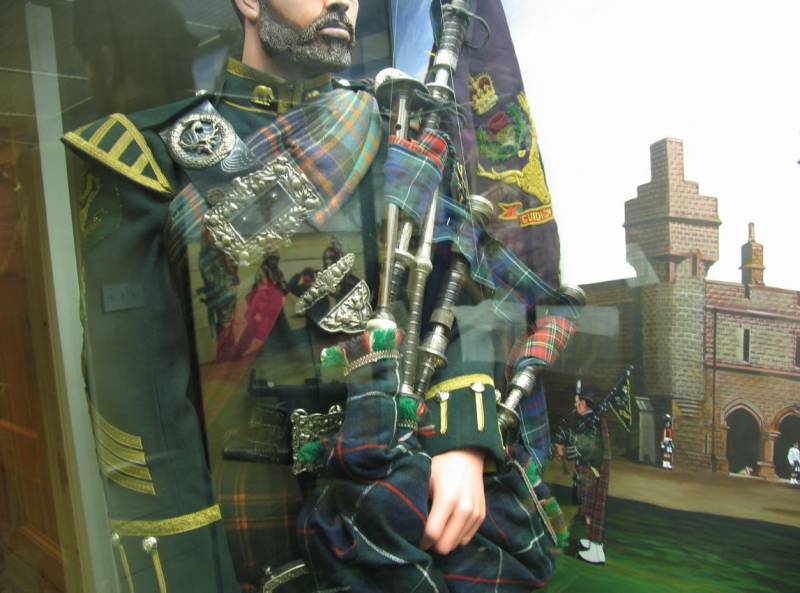 M�sico en uniforme de gala portando la inevitable gaita escocesa. (Antonio Ros Pau, Copyright defensa.com)