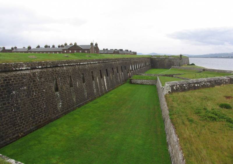 La defensa principal ha sido durante a�os la muralla con bastiones y semibastiones unidos por lienzos de muro. Aqu� podemos ver la parte que da al estuario del Moray. (Antonio Ros Pau, Copyright defensa.com)