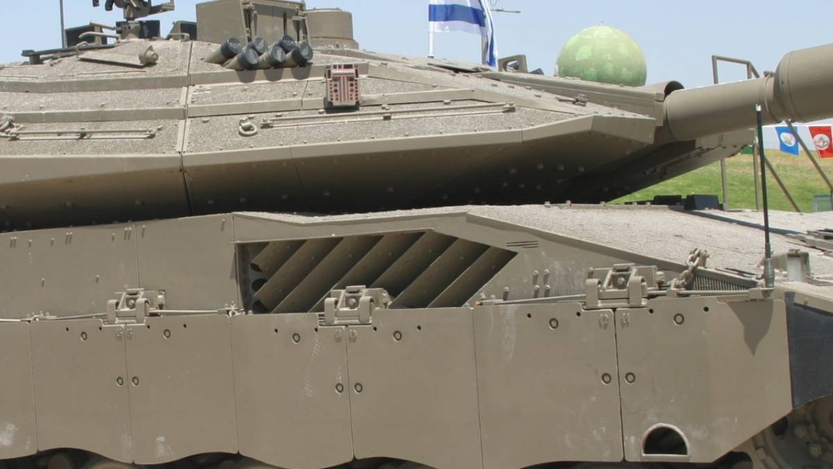 Como en los anteriores, el Mk IV ha integrado perfectamente las aperturas de captación de aire, refrigeración y escape del motor. (Antonio Ros Pau, Copyright defensa.com) Como en los anteriores, el Mk IV ha integrado perfectamente las aperturas de captación de aire, refrigeración y escape del motor. (Antonio Ros Pau, Copyright defensa.com)