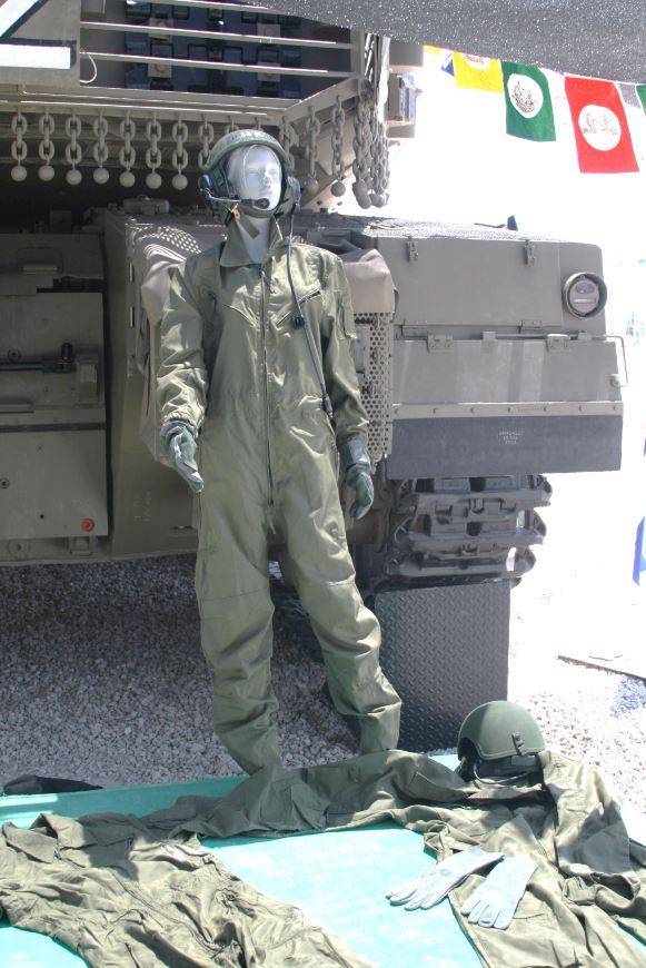 El equipamiento de los carristas hebreos es cómodo y perfectamente adaptado a las recientes necesidades. (Antonio Ros Pau, Copyright defensa.com) El equipamiento de los carristas hebreos es cómodo y perfectamente adaptado a las recientes necesidades. (Antonio Ros Pau, Copyright defensa.com)