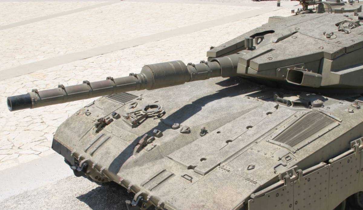 Entre otras importantes mejoras, además del blindaje y motor, el Mk III integró el cañón de ánima lisa MG251 de fabricación nacional, derivado del Rheinmetall L44 de 120 mm. (Antonio Ros Pau, Copyright defensa.com) Entre otras importantes mejoras, además del blindaje y motor, el Mk III integró el cañón de ánima lisa MG251 de fabricación nacional, derivado del Rheinmetall L44 de 120 mm. (Antonio Ros Pau, Copyright defensa.com)