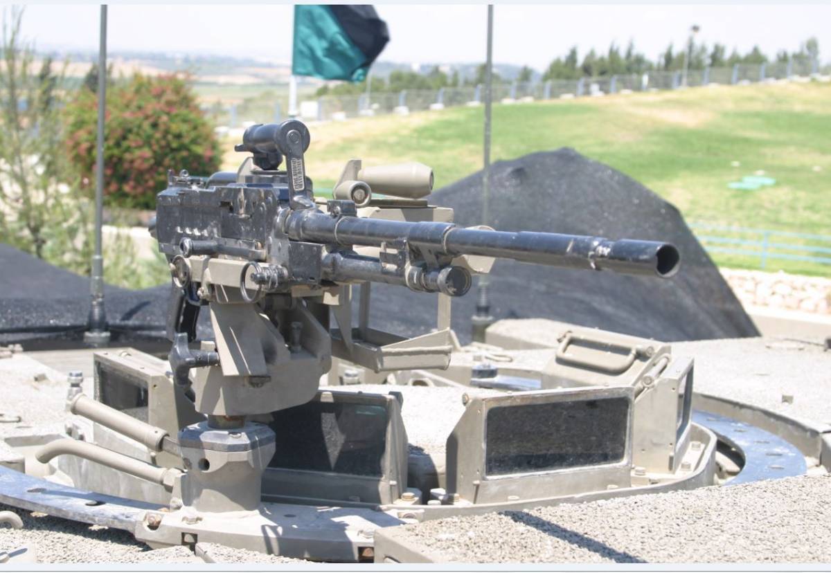 Las ametralladoras son en los carros israelitas un valor importante y en las últimas versiones la situada en la torre suele ser del calibre 12,7 mm. (Antonio Ros Pau, Copyright defensa.com) Las ametralladoras son en los carros israelitas un valor importante y en las últimas versiones la situada en la torre suele ser del calibre 12,7 mm. (Antonio Ros Pau, Copyright defensa.com)