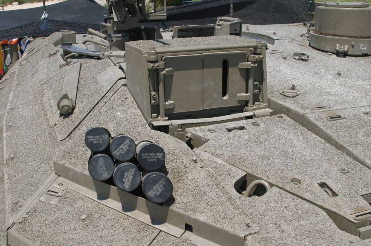 Los sensores, elementos de visión y medidas de defensa activa se hallan perfectamente integradas en la Mk IV. (Antonio Ros Pau, Copyright defensa.com) Los sensores, elementos de visión y medidas de defensa activa se hallan perfectamente integradas en la Mk IV. (Antonio Ros Pau, Copyright defensa.com)