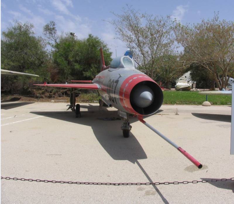 MiG-21 que se obtuvo gracias a una operación del Mossad, que consiguió la deserción de un piloto iraquí. (Antonio Ros Pau, Copyright defensa.com) MiG-21 que se obtuvo gracias a una operación del Mossad, que consiguió la deserción de un piloto iraquí. (Antonio Ros Pau, Copyright defensa.com)