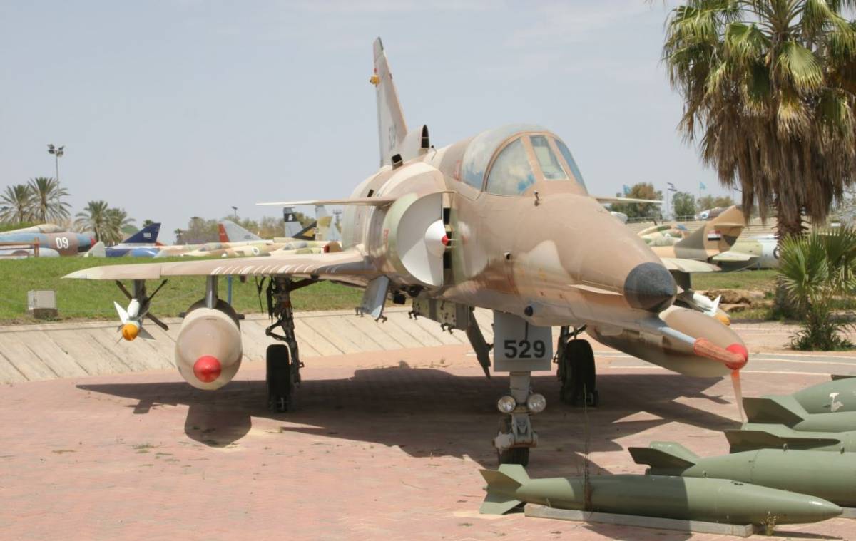 “Kfir C7”, producto autóctono desarrollado en los años ochenta a partir del “Mirage III”. (Antonio Ros Pau, Copyright defensa.com) “Kfir C7”, producto autóctono desarrollado en los años ochenta a partir del “Mirage III”. (Antonio Ros Pau, Copyright defensa.com)