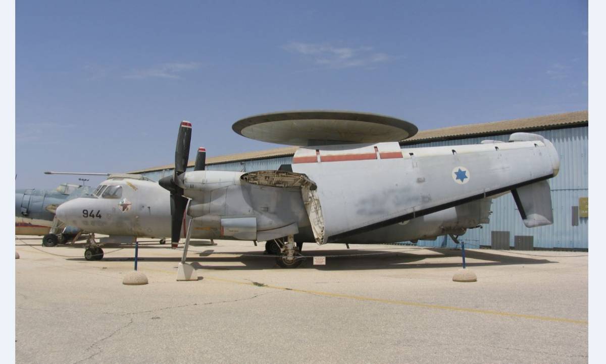 “Hawkeye” de alerta temprana, con percha de repostaje en vuelo. (Antonio Ros Pau, Copyright defensa.com) “Hawkeye” de alerta temprana, con percha de repostaje en vuelo. (Antonio Ros Pau, Copyright defensa.com)