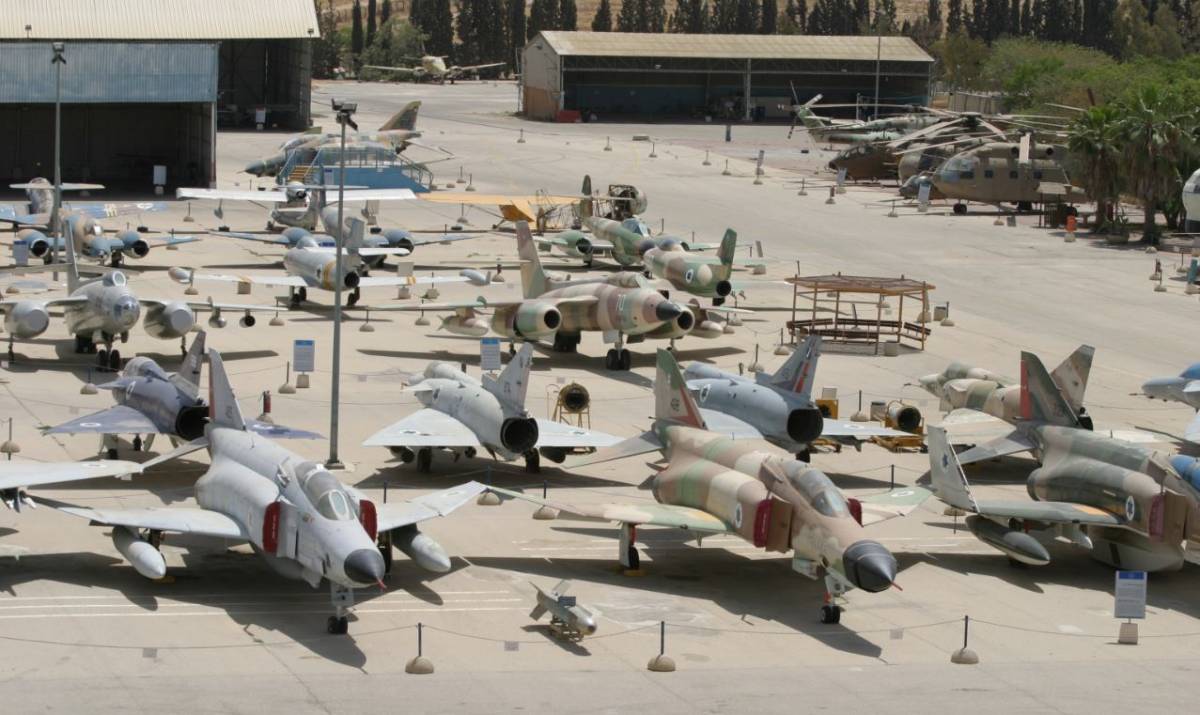 Parte de las aeronaves colocadas en la explanada del museo.(Antonio Ros Pau, Copyright defensa.com) Parte de las aeronaves colocadas en la explanada del museo.(Antonio Ros Pau, Copyright defensa.com)