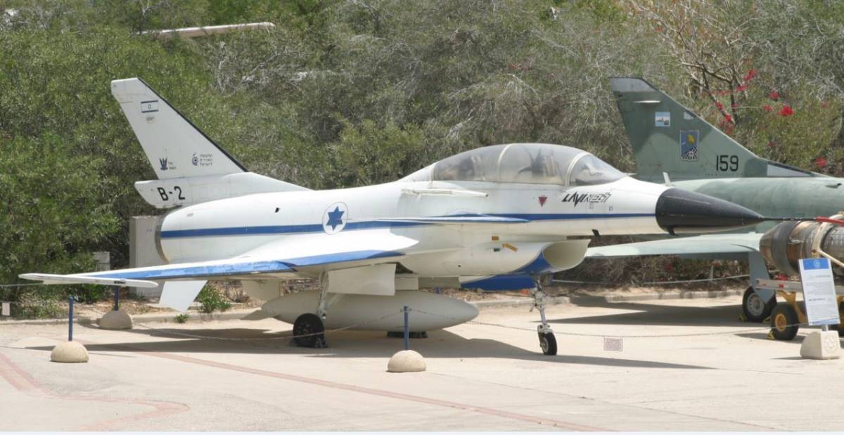 Prototipo del “Lavi”, proyecto cancelado en beneficio del F-16. (Antonio Ros Pau, Copyright defensa.com) Prototipo del “Lavi”, proyecto cancelado en beneficio del F-16. (Antonio Ros Pau, Copyright defensa.com)