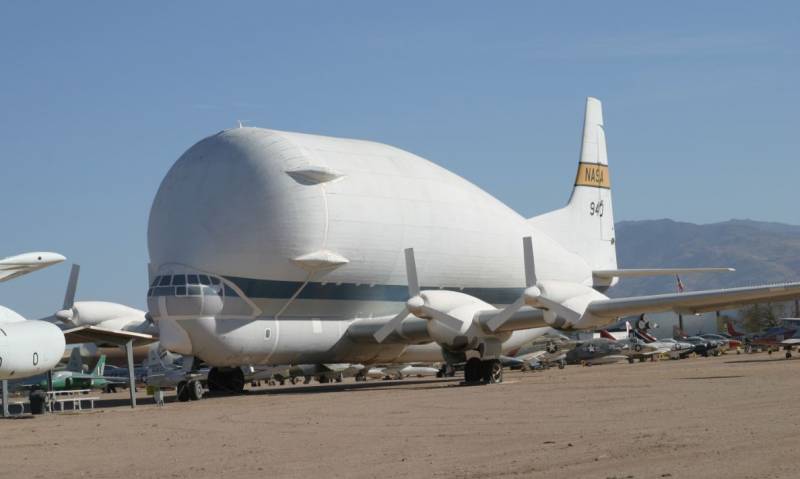 Desarrollado para transportar grandes componentes para los vectores de la NASA, el Boeing 377 “Super Guppy” prestó servicios desde los años sesenta hasta 1994. (Antonio Ros Pau, copyright defensa.com) Desarrollado para transportar grandes componentes para los vectores de la NASA, el Boeing 377 “Super Guppy” prestó servicios desde los años sesenta hasta 1994. (Antonio Ros Pau, copyright defensa.com)