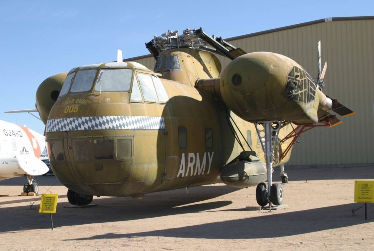 Helicóptero de asalto pesado S-37B “Mojave”, un diseño radical para su época, debido a su capacidad de supervivencia y al empleo de un tren de aterrizaje retráctil. (Antonio Ros Pau, copyright defensa.com) Helicóptero de asalto pesado S-37B “Mojave”, un diseño radical para su época, debido a su capacidad de supervivencia y al empleo de un tren de aterrizaje retráctil. (Antonio Ros Pau, copyright defensa.com)