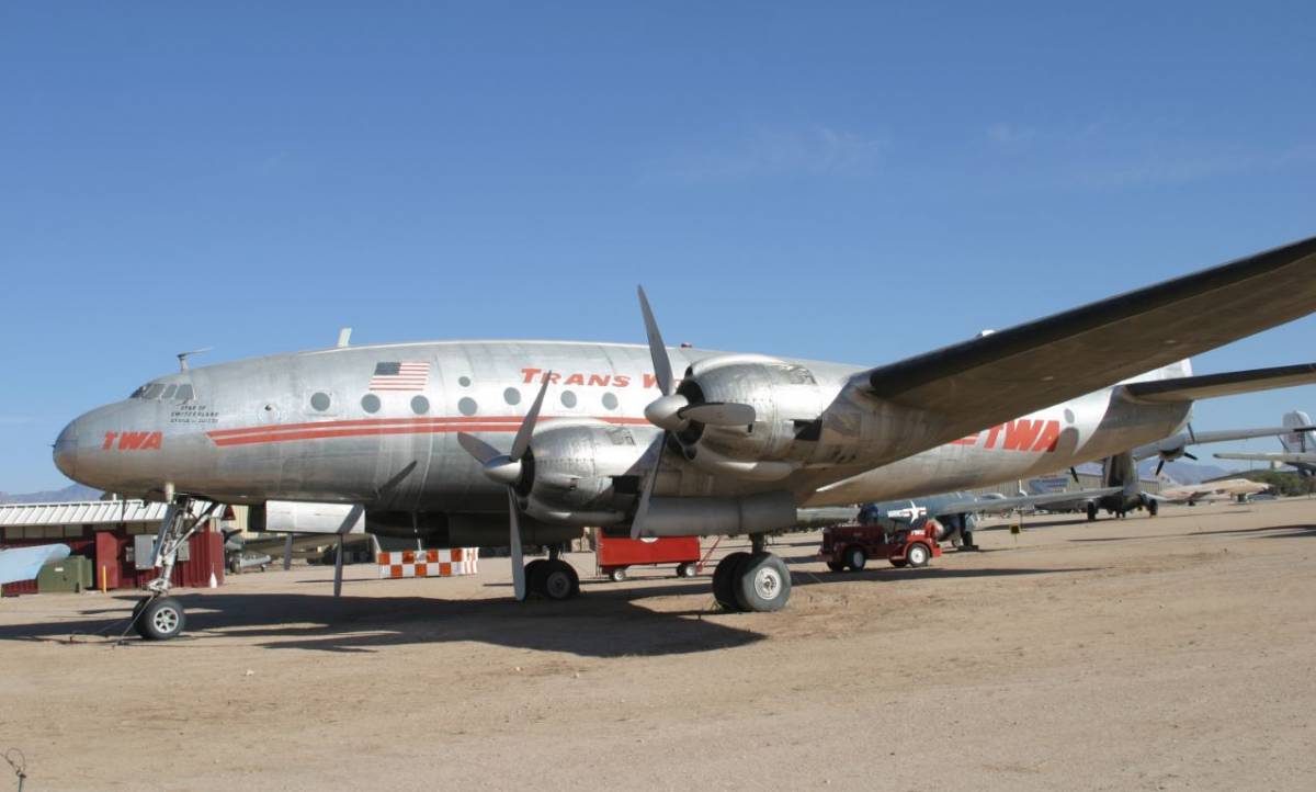 Lockheed L-049 “Constellation”, considerado en su momento uno de los mejores del mundo y aquí lo vemos con las identificaciones de la desaparecida compañía aérea TWA. (Antonio Ros Pau, copyright defensa.com) Lockheed L-049 “Constellation”, considerado en su momento uno de los mejores del mundo y aquí lo vemos con las identificaciones de la desaparecida compañía aérea TWA. (Antonio Ros Pau, copyright defensa.com)