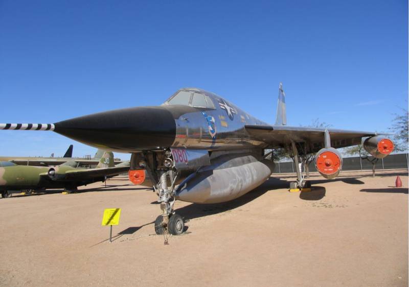 B-58A “Hustler”, encargado por el Strategic Air Command en la segunda mitad de los años cincuenta. Fue el primer bombardero en alcanzar la velocidad de Mach 2, pero tuvo una corta vida operativa, debido a los altos costes y al cambio de misiones estratég B-58A “Hustler”, encargado por el Strategic Air Command en la segunda mitad de los años cincuenta. Fue el primer bombardero en alcanzar la velocidad de Mach 2, pero tuvo una corta vida operativa, debido a los altos costes y al cambio de misiones estratég