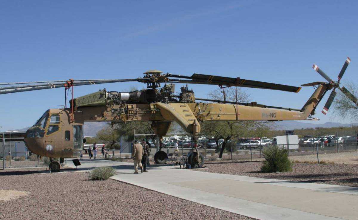 Helicóptero pesado Sikorsky CH-54A “Tarhe”, 105 de los cuales fueron adquiridos en sus diversas versiones por el US Army y utilizados durante la guerra del Vietnam. (Antonio Ros Pau, copyright defensa.com) Helicóptero pesado Sikorsky CH-54A “Tarhe”, 105 de los cuales fueron adquiridos en sus diversas versiones por el US Army y utilizados durante la guerra del Vietnam. (Antonio Ros Pau, copyright defensa.com)