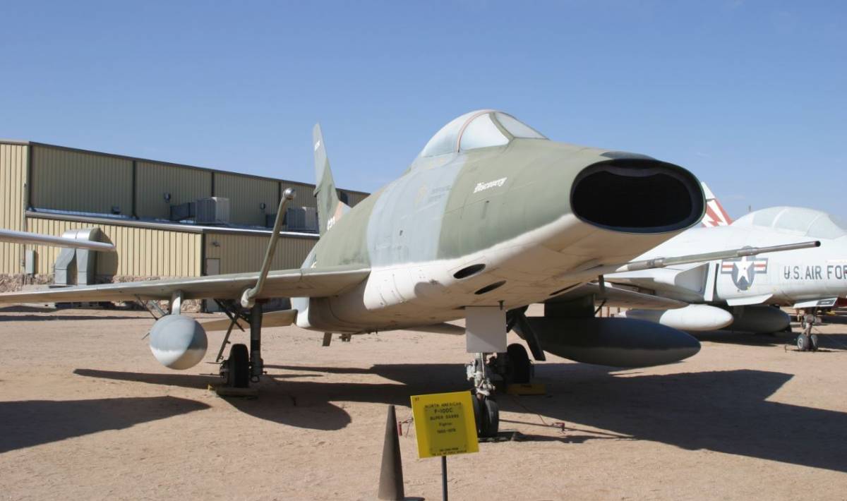 Cazabombardero F-100C “Super Sabre”: el sistema LABS para volar a baja altura le permitió transportar y utilizar armamento nuclear táctico. (Antonio Ros Pau, copyright defensa.com) Cazabombardero F-100C “Super Sabre”: el sistema LABS para volar a baja altura le permitió transportar y utilizar armamento nuclear táctico. (Antonio Ros Pau, copyright defensa.com)